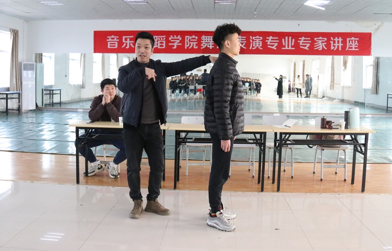劉承俊教授受邀為舞蹈表演專業(yè)師生做專題講座