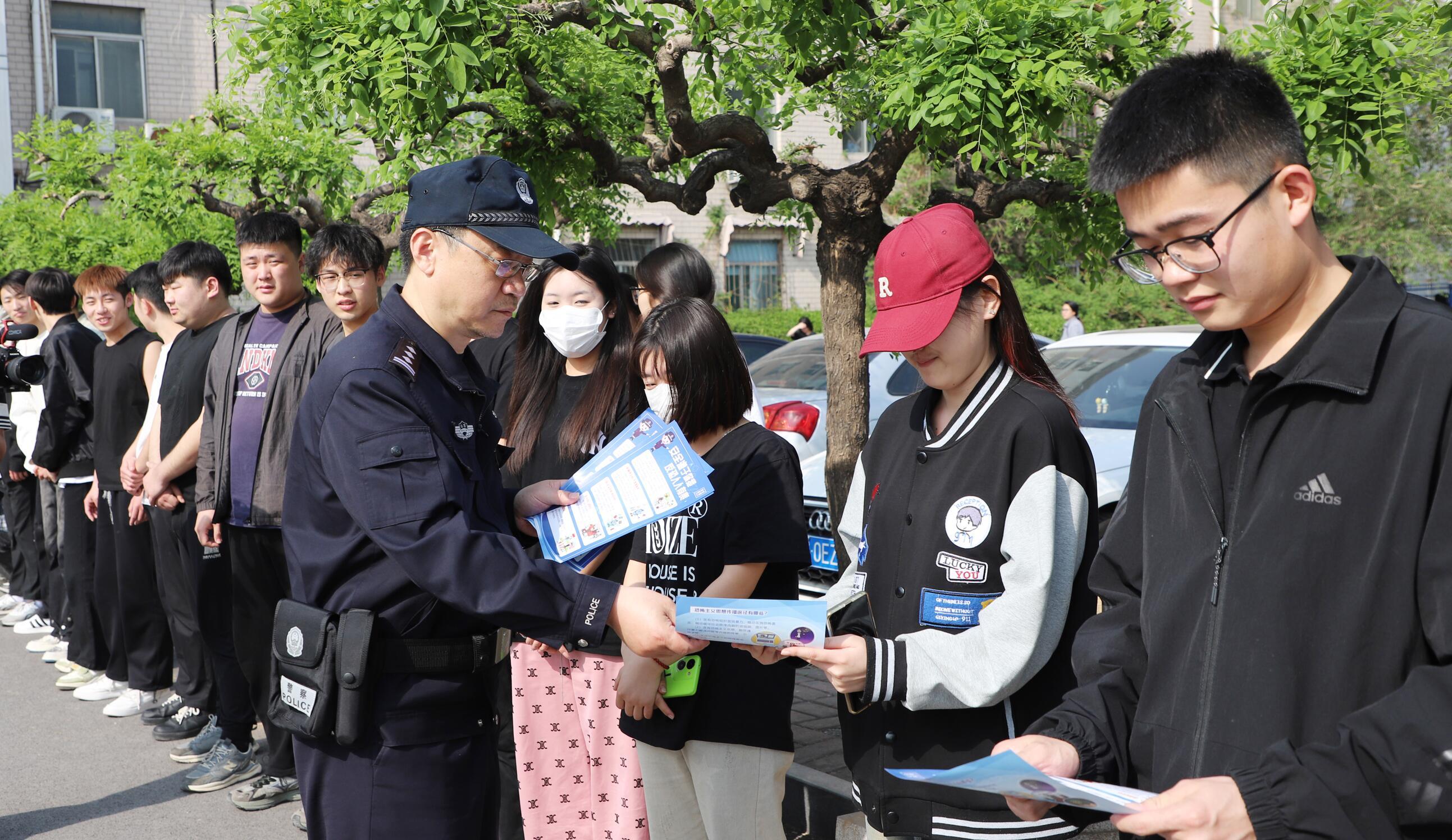 山東藝術(shù)設(shè)計(jì)職業(yè)學(xué)院舉行防暴綜合演練等系列活動，打起除隱患、保安全、促和諧“組合拳 第 2 張